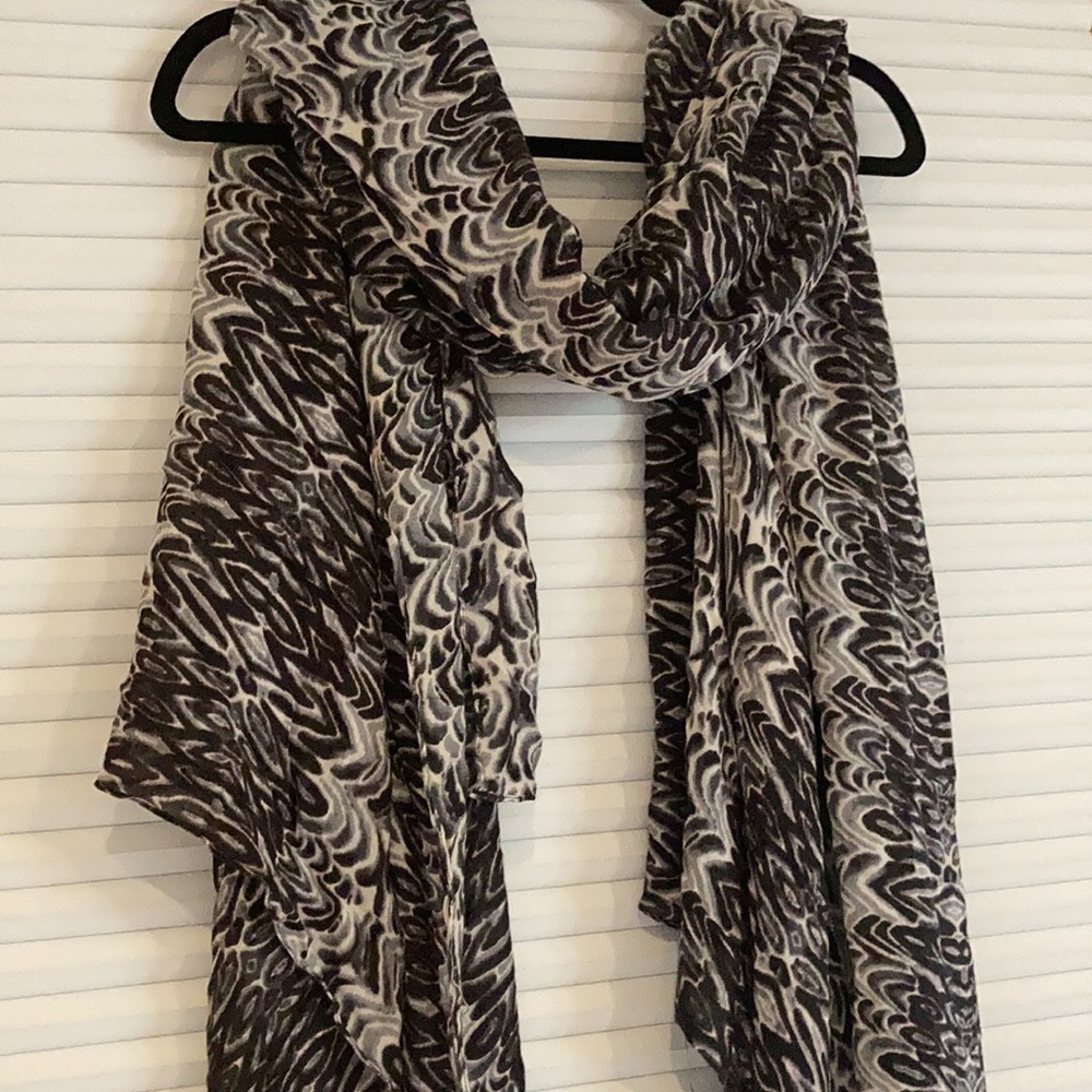 EUC- Like new! Stella & Dot! black and white womens scarf! Great accessory